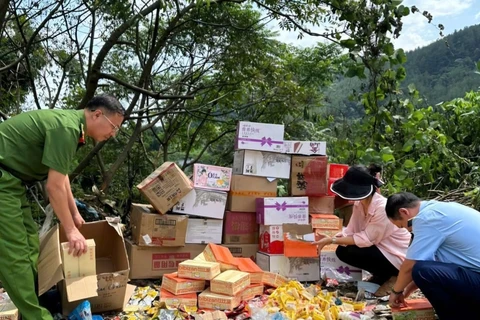 Lực lượng chức năng tỉnh Lai Châu tiến hành tiêu hủy số hàng hóa nhập lậu, không rõ nguồn gốc xuất xứ. (Ảnh: TTXVN phát)