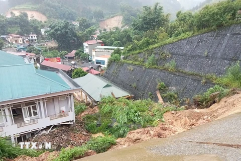 Trung tâm Y tế huyện Trạm Tấu bị sạt taluy dương, làm thiệt hại 1 lò đốt rác, 1 phần nhà kho, khối lượng đất đá ước tính 2.000m3. (Ảnh: TTXVN phát)