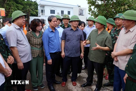 Phó Thủ tướng Chính phủ Trần Hồng Hà cùng đoàn công tác kiểm tra, nắm bắt tình hình mưa lũ, sạt lở tại khu vực xã Mỹ Tân, thành phố Nam Định, tỉnh Nam Định. (Ảnh: Phạm Kiên/TTXVN)