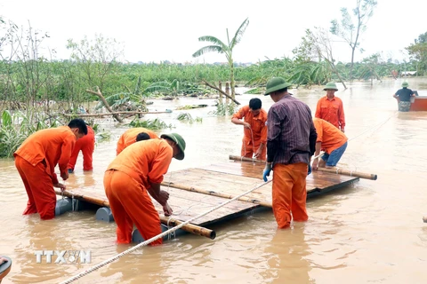 Hưng Yên lắp cầu phao phục vụ người dân vùng lũ 