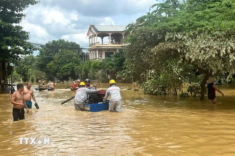 Nhân viên Viettel Yên Bái vận chuyển máy phát điện phục vụ cho hoạt động của trạm BTS. (Ảnh: TTXVN phát)