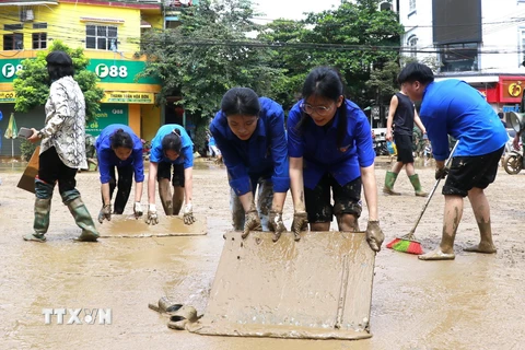 Hàng trăm người gồm bộ đội, công an, dân quân tự vệ, đoàn thanh niên... được huy động hỗ trợ dọn bùn, giúp người dân thành phố Yên Bái sớm ổn định cuộc sống sau đợt lũ. (Ảnh: Tuấn Anh/TTXVN)