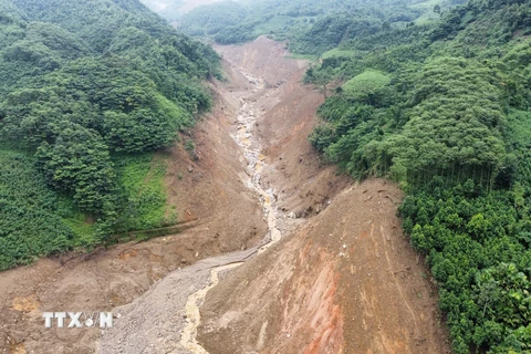 Vết tích của trận lũ ống, lũ quét kéo dài từ đỉnh núi Voi xuống nơi hàng trăm con người Làng Nủ đang sinh sống bình yên, sáng 10/9. (Ảnh: Hoàng Hiếu/TTXVN)