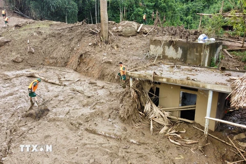 Lực lượng quân đội tiếp tục dò tìm tại vị trí nơi có khả năng có nạn nhân. Ảnh: Hoàng Hiếu - TTXVN