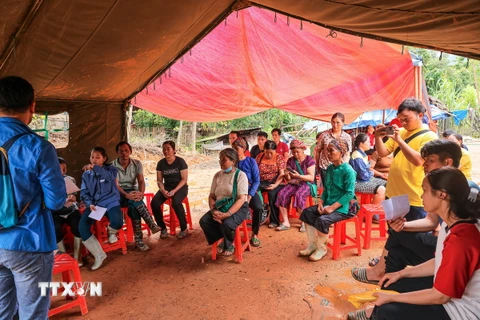 Trong những ngày tới, những người bị mất nhà cửa thôn Làng Nủ sẽ được chuyển đến nơi ở tạm mới với 25 căn nhà. (Ảnh: Hoàng Hiếu/TTXVN)