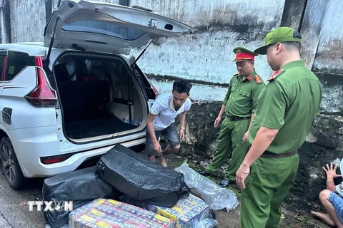 Tang vật bị lực lượng Công an kiểm tra và thu giữ. (Ảnh: TTXVN phát)