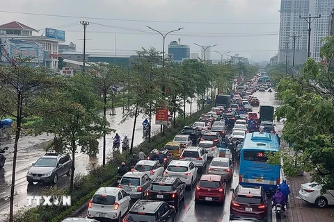 Mưa ngập trên Quốc lộ 32, đoạn phố Lai Xá, Kim Chung, Hoài Đức gây ùn tắc cục bộ. (Ảnh: Văn Điệp/TTXVN)