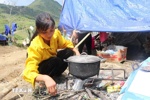 Những bếp ăn ngoài trời tại khu tránh sạt lở ở xóm Lũng Luông, xã Vũ Nông. (Ảnh: Chu Hiệu/TTXVN)