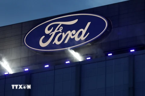 Biểu tượng hãng ô tô Ford tại trụ sở ở Dearborn, Michigan, Mỹ. (Ảnh: AFP/TTXVN)