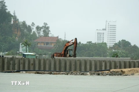 Chủ đầu tư Khu du lịch sinh thái Nam Ô thi công hạng mục bờ kè dọc cửa sông Cu Đê, quận Liên Chiểu, thành phố Đà Nẵng. (Ảnh: Quốc Dũng/TTXVN)