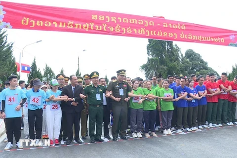 Sỹ quan trẻ lực lượng bảo vệ biên giới Việt Nam-Lào tham gia chạy việt dã xuyên biên giới. (Ảnh: TTXVN phát)