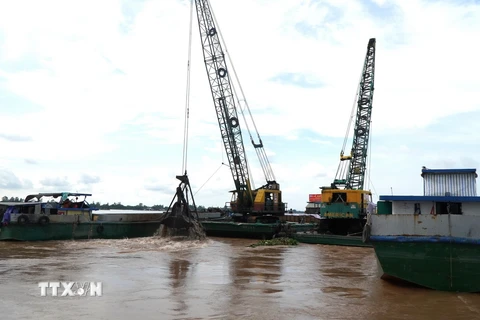 Mỏ cát trên sông Tiền, thuộc Phường 11 và xã Tân Thuận Tây, thành phố Cao Lãnh bắt đầu khai thác để cung ứng cho cao tốc Cao Lãnh - An Hữu, Dự án thành phần 1. (Ảnh: Nhựt An/TTXVN)