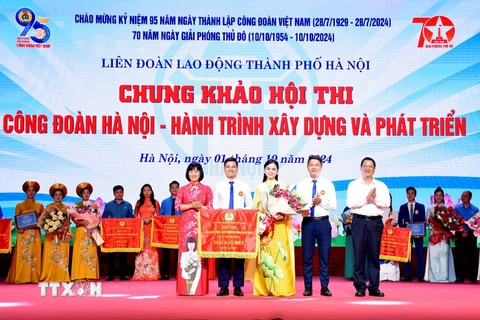 Ban tổ chức trao giải Đặc biệt cho đội thi Liên đoàn Lao động quận Tây Hồ tại cuộc tìm hiểu về Công đoàn và Thủ đô Hà Nội. (Ảnh: Nguyễn Cúc/TTXVN)