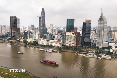 Khu vực trung tâm Thành phố Hồ Chí Minh bên sông Sài Gòn nhìn từ khu đô thị Thủ Thiêm. (Ảnh: Hồng Đạt/TTXVN)