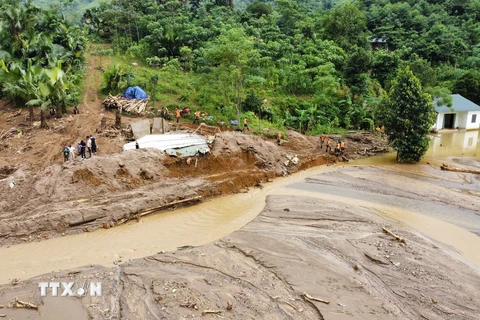 Khu vực tìm kiếm nạn nhân ở Làng Nủ rất rộng do nhiều điểm sạt lở rộng, dài, gây khó khăn cho lực lượng chức năng. (Ảnh: Hoàng Hiếu/TTXVN)