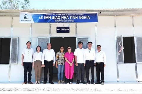 Các vị lãnh đạo bàn giao nhà tình nghĩa cho các hộ bị sập nhà hoàn toàn ở thôn Đài Van, xã Đài Xuyên do chịu ảnh hưởng thiệt hại của bão số 3. (Nguồn: báo Quảng Ninh)