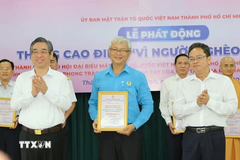 Ông Nguyễn Phước Lộc, Phó Bí thư Thành ủy Thành phố Hồ Chí Minh đón nhận ủng hộ Quỹ “Vì người nghèo” năm 2024 và trao thư cảm ơn các tập thể, cá nhân tại lễ phát động. (Ảnh Thanh Vũ/TTXVN)