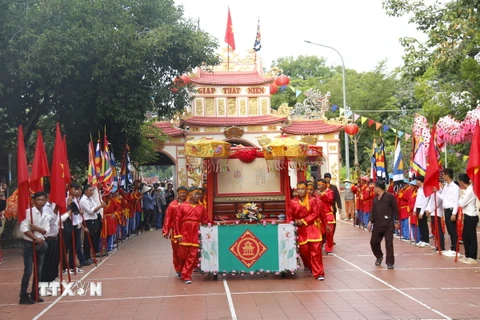 Lễ nghinh Thần, rước Sắc Phong về đến Dinh Thầy Thím. (Ảnh: Nguyễn Thanh/TTXVN)