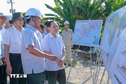 Bí thư Thành ủy Cần Thơ Nguyễn Văn Hiếu (thứ 2, phải) nghe báo cáo tiến độ thi công dự án thành phần 2 cao tốc Châu Đốc-Cần Thơ-Sóc Trăng. (Ảnh: Thanh Liêm/TTXVN)