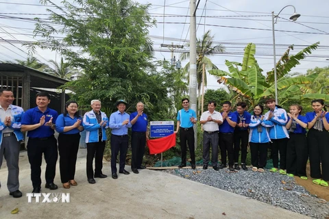 Lễ khánh thành tuyến đường giao thông nông thôn tại huyện Mỏ Cày Nam, tỉnh Bến Tre. (Ảnh: Chương Đài/TTXVN)