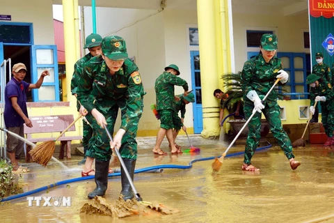 Lực lượng Bộ đội Biên phòng tỉnh Quảng Bình hỗ trợ các giáo viên tổng dọn vệ sinh trường mầm non xã Phong Thủy, huyện Lệ Thủy. (Ảnh: TTXVN phát)