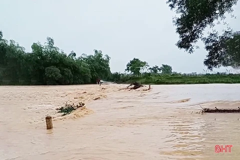 Mưa lũ hiện đang gây ngập cục bộ ở nhiều tuyến đường, công trình ở Hương Khê, Cầu tràn ông Bằng, xã Lộc Yên.(Nguồn: báo Hà Tĩnh)