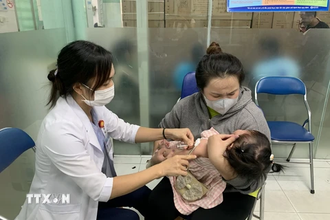 Tiêm vaccine phòng bệnh sởi cho trẻ em ở Thành phố Hồ Chí Minh. (Ảnh: Đinh Hằng/TTXVN)