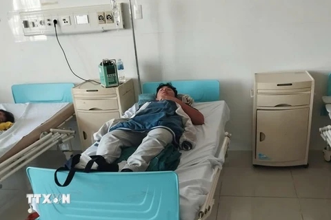 Một bệnh nhi phải nhập viện do nghi bị ngộ độc thực phẩm sau khi ăn bánh mỳ tại cửa hàng trên địa bàn thành phố Vũng Tàu. (Ảnh TTXVN phát)