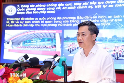 Phó Chủ tịch Ủy ban Nhân dân thành phố Hà Nội Hà Minh Hải trình bày báo cáo tại hội nghị. (Ảnh: Văn Điệp/TTXVN)