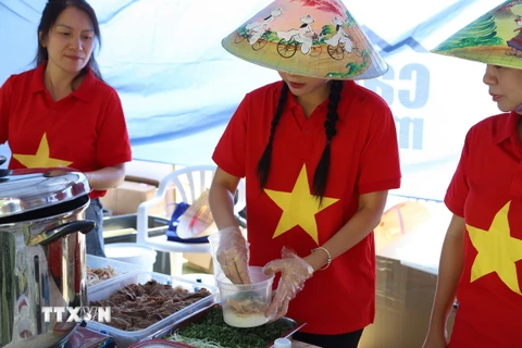 Chuẩn bị nguyên liệu cho món phở tại sự kiện Ngày Phở Việt Nam tại Nam Phi 2024. (Ảnh: Hồng Minh.TTXVN)