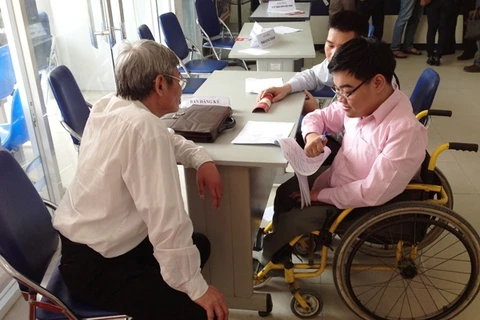 Người khuyết tật làm hồ sơ xin việc. (Ảnh minh họa: Hồng Kiều/Vietnam+)