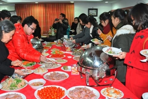 Bữa cơm Tết của người lao động tại Hàn Quốc. (Ảnh: Đại sứ quán Hàn Quốc)
