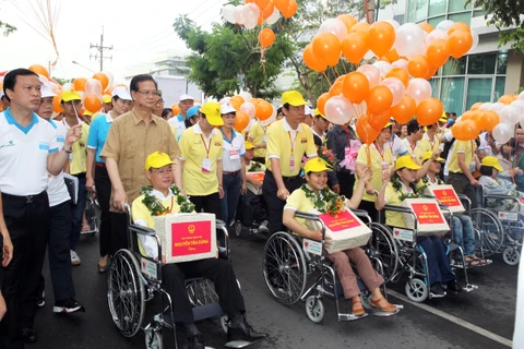 Thủ tướng Nguyễn Tấn Dũng tham dự Chương trình đi bộ từ thiện vì người khuyết tật. (Ảnh: Đức Tám/TTXVN)