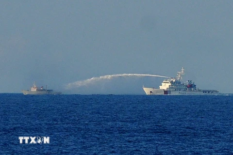 Từ Hoàng Sa: Tàu Trung Quốc bao vây phun nước vào tàu Việt Nam