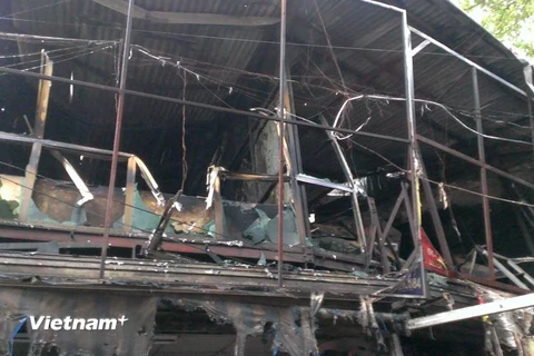 [Photo] Cháy cửa hàng khung nhôm thép trên đường Đê La Thành