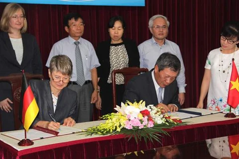Đại diện Chính phủ Việt Nam và Đức ký kết ý định thư. (Ảnh: Đại sứ quán Đức)