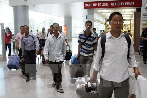 Lao động Việt Nam đi làm việc ở nước ngoài trở về. (Ảnh: TTXVN)