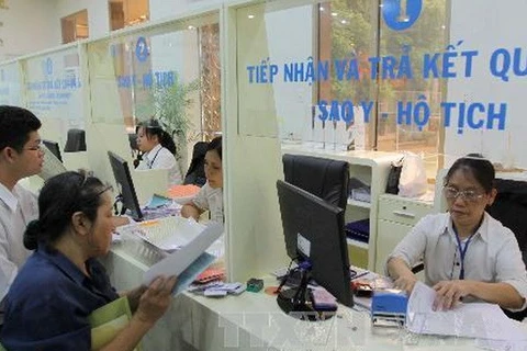 Người dân đăng ký trả kết quả hồ sơ hành chính công tận nhà tại thành phố Hồ Chí Minh. (Ảnh: Thanh Vũ/TTXVN)