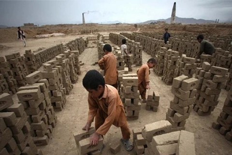 Lao động trẻ em tại một nhà máy đóng gạch ở Kabul, Afghanistan (Ảnh minh họa: THX)
