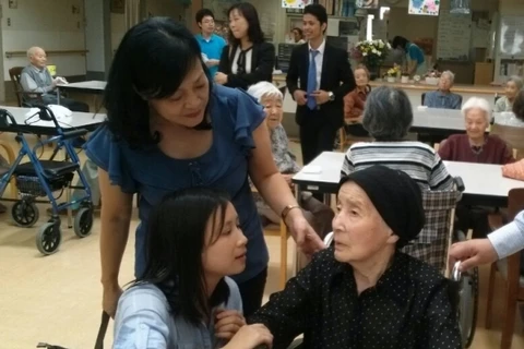 Ứng viên chương trình làm quen với công việc tại trung tâm chăm sóc người cao tuổi của Nhật Bản. (Ảnh: Dolab.gov.vn)