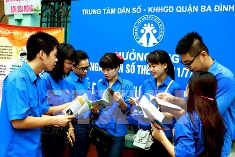 Thanh niên Quận Ba Đình, Hà Nội tìm hiểu, trao đổi thông tin về sức khỏe sinh sản tiền hôn nhân. (Ảnh minh họa: Dương Ngọc/TTXVN)