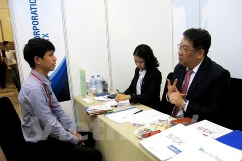 Đại diện một công ty Hàn Quốc phỏng vấn ứng viên tuyển dụng. (Ảnh: Mỹ Phương/Vietnam+)