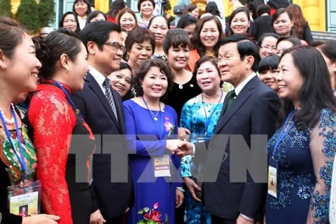 Chủ tịch nước Trương Tấn Sang gặp mặt thân mật các nữ doanh nhân Việt Nam tiêu biểu . (Ảnh: Nguyễn Khang/TTXVN)