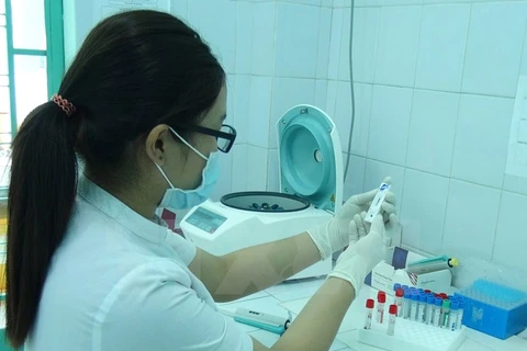 Nhân viên y tế Bệnh viện Bệnh Nhiệt đới Khánh Hòa lấy mẫu máu phục vụ xét nghiệm xác định virus Zika. (Ảnh: Nguyên Lý/TTXVN)