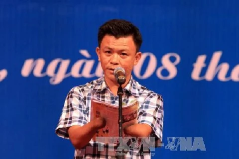 Nguyễn Thanh Lâm, người khuyết tật tiêu biểu chia sẻ cảm tưởng khi vượt qua khó khăn trong cuộc sống để vươn lên hòa nhập cộng đồng. (Ảnh: Anh Tuấn/TTXVN) 