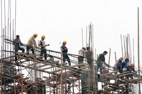 Lao động trẻ trong ngành xây dựng là một trong những đối tượng của dự án an toàn và sức khỏe cho người lao động. (Ảnh minh họa: TTXVN)