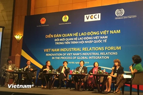 Các đại biểu thảo luận tại diễn đàn quan hệ lao động. (Ảnh: PV/Vietnam+)