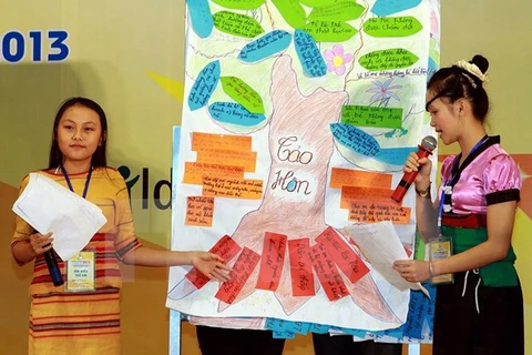 Trẻ em gái nói về việc phòng chống tình trạng tảo hôn và lao động trẻ em. (Ảnh: Nguyễn Thủy/TTXVN)