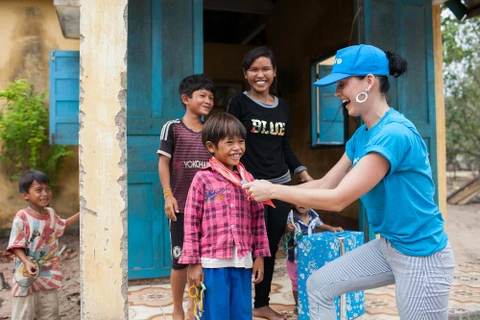 Katy Perry tặng em Ka Đa Khang chiếc khăn minh đang quàng khi cô đến thăm xã trạm y tế xã Phước Thắng, tỉnh Ninh Thuận. (Nguồn: UNICEF)