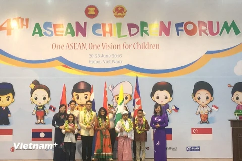 Trao giải cuộc thi vẽ tranh và sáng tác thông điệp về Tầm nhìn ASEAN 2025 tại lễ khai mạc Diễn đàn trẻ em ASEAN. (Ảnh: PV/Vietnam+)